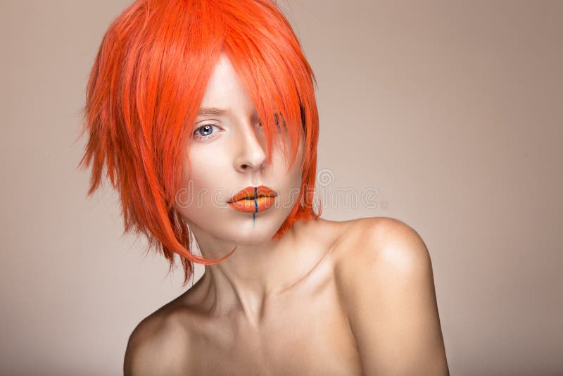 Mooi meisje in een oranje pruiken cosplay stijl met heldere creatieve lippen Het beeld van de kunstschoonheid royalty-vrije stock foto Mooi meisje in een oranje pruiken cosplay stijl met heldere creatieve lippen Het beeld van de kunstschoonheid royalty-vrije stock foto