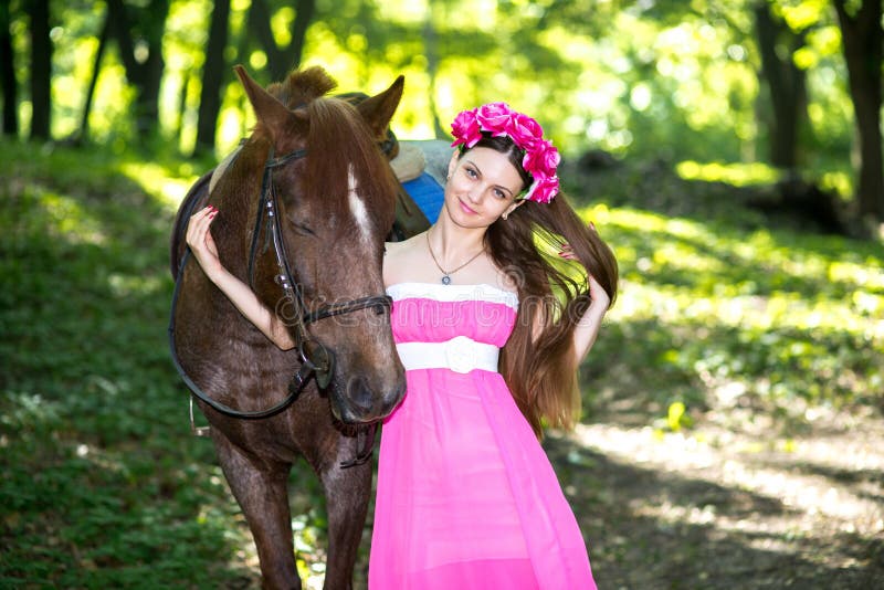 rit smokkel natuurlijk Mooi Meisje in Lange Roze Kleding Dichtbij Groot Bruin Paard Stock Foto -  Image of nave, gebied: 51017880