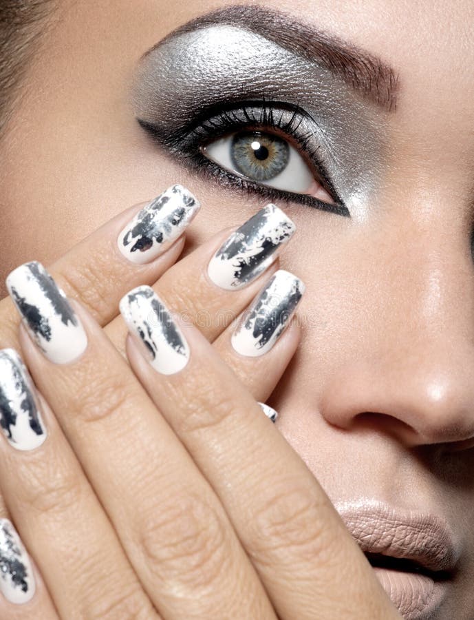 Mooi meisje met de zilveren make-up en de spijkers royalty-vrije stock fotografie Mooi meisje met de zilveren make-up en de spijkers royalty-vrije stock fotografie