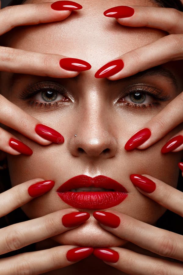 Mooi meisje met een klassieke samenstelling en rode spijkers Manicureontwerp Het Gezicht van de schoonheid stock foto's Mooi meisje met een klassieke samenstelling en rode spijkers Manicureontwerp Het Gezicht van de schoonheid stock foto's