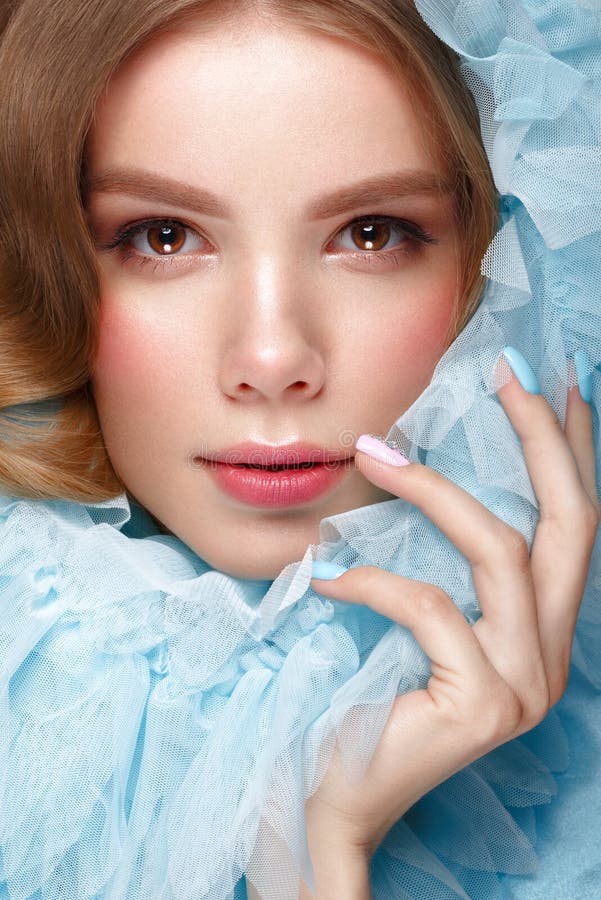 Mooi meisje met lichte samenstelling en zachte manicure in blauwe kleren Het Gezicht van de schoonheid Ontwerpspijkers stock afbeeldingen Mooi meisje met lichte samenstelling en zachte manicure in blauwe kleren Het Gezicht van de schoonheid Ontwerpspijkers stock afbeeldingen