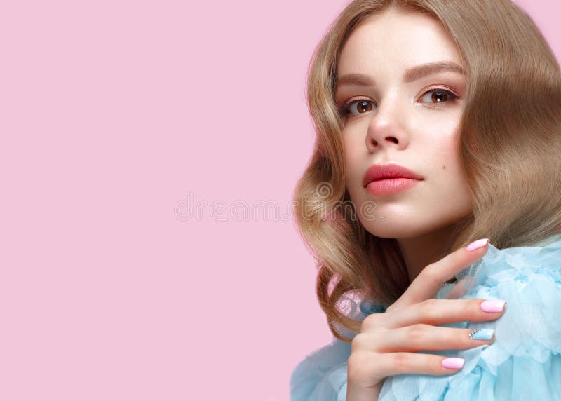 Mooi meisje met lichte samenstelling en zachte manicure in blauwe kleren Het Gezicht van de schoonheid Ontwerpspijkers royalty-vrije stock afbeeldingen Mooi meisje met lichte samenstelling en zachte manicure in blauwe kleren Het Gezicht van de schoonheid Ontwerpspijkers royalty-vrije stock afbeeldingen