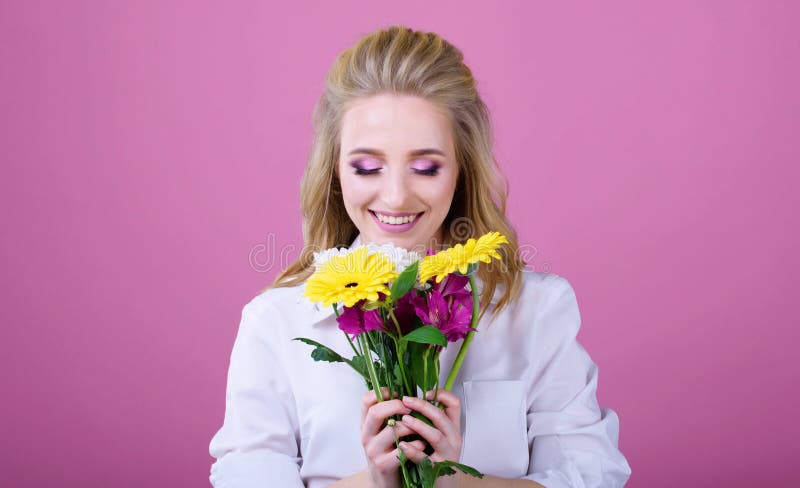Mooi meisje met mooie bloemen op een roze achtergrond royalty-vrije stock foto's Mooi meisje met mooie bloemen op een roze achtergrond royalty-vrije stock foto's