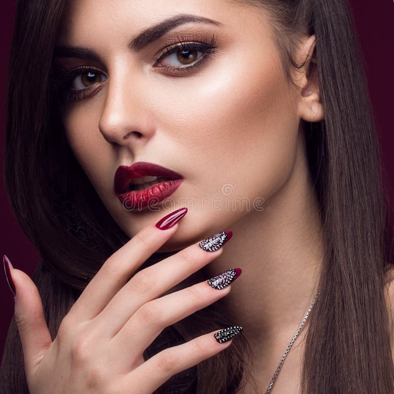 Mooi meisje met ongebruikelijk kapsel, heldere make-up, rode lippen en manicureontwerp Het Gezicht van de schoonheid Kunstspijker royalty-vrije stock fotografie Mooi meisje met ongebruikelijk kapsel, heldere make-up, rode lippen en manicureontwerp Het Gezicht van de schoonheid Kunstspijker royalty-vrije stock fotografie
