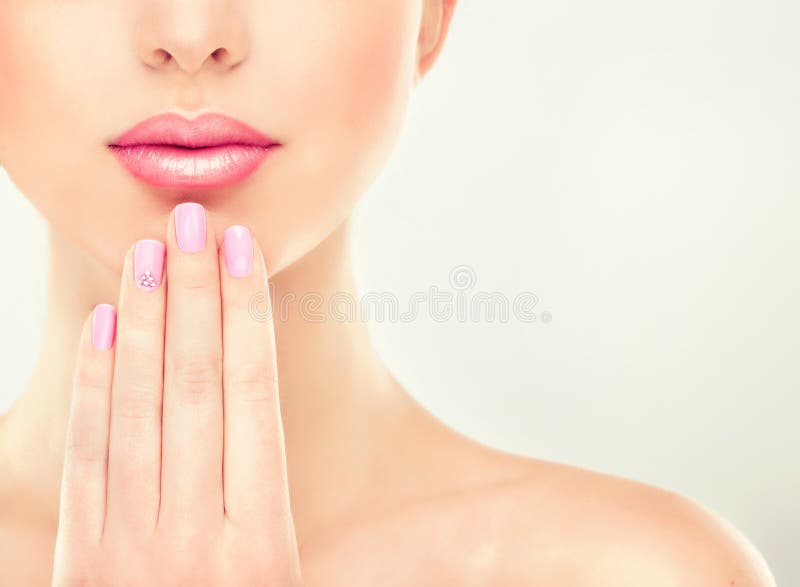 Mooi Meisje met roze manicure