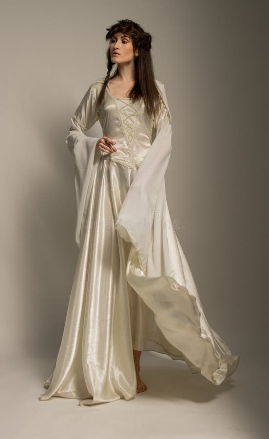 Mooi Meisje in middeleeuwse mooie kleding stock afbeelding Mooi Meisje in middeleeuwse mooie kleding stock afbeelding