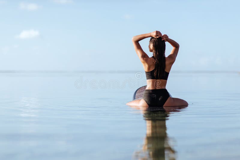 Mooi meisje op een brandingsraad in de oceaan royalty-vrije stock fotografie Mooi meisje op een brandingsraad in de oceaan royalty-vrije stock fotografie