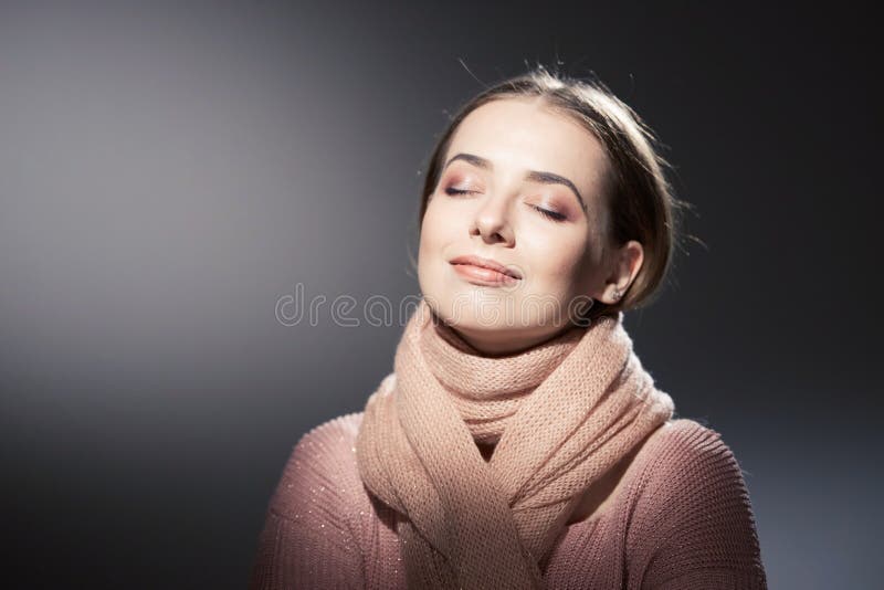 Mooi meisje in roze gebreide sweater emotioneel portret op een donkere achtergrond stock foto Mooi meisje in roze gebreide sweater emotioneel portret op een donkere achtergrond stock foto