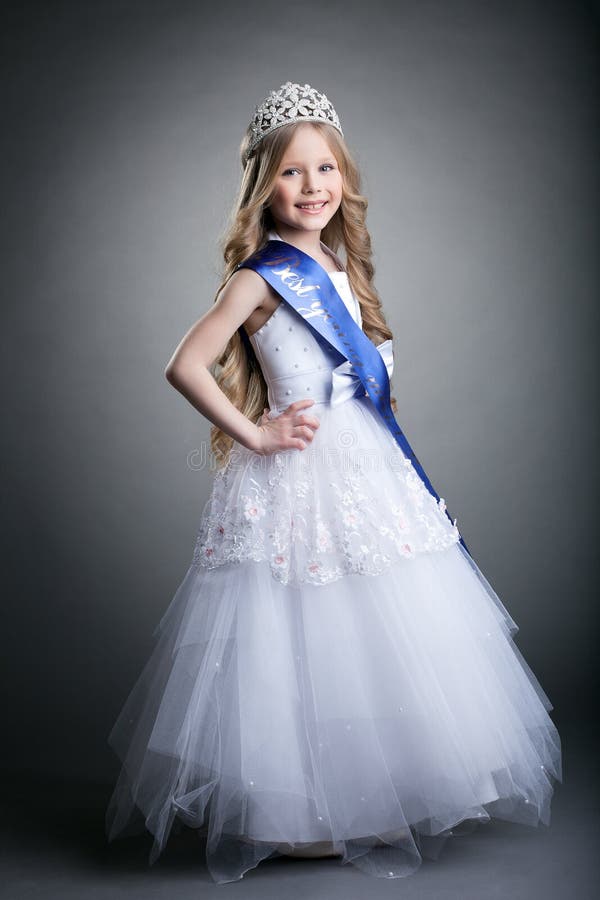 Mooi meisje in tiara en lang witte kleding stock foto's Mooi meisje in tiara en lang witte kleding stock foto's