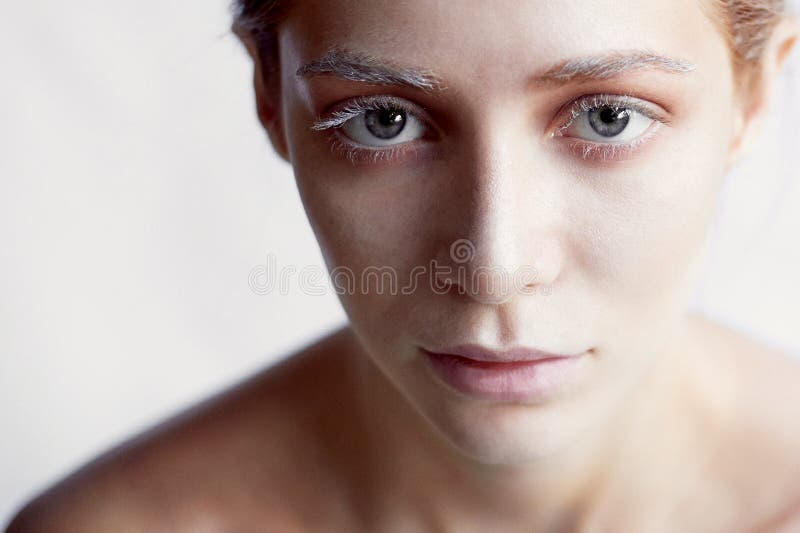 Mooi meisje van Europese verschijning Rood haar met een aanraking van honing Schoonheid het schieten Witte wimpers koude Cryother stock foto Mooi meisje van Europese verschijning Rood haar met een aanraking van honing Schoonheid het schieten Witte wimpers koude Cryother stock foto
