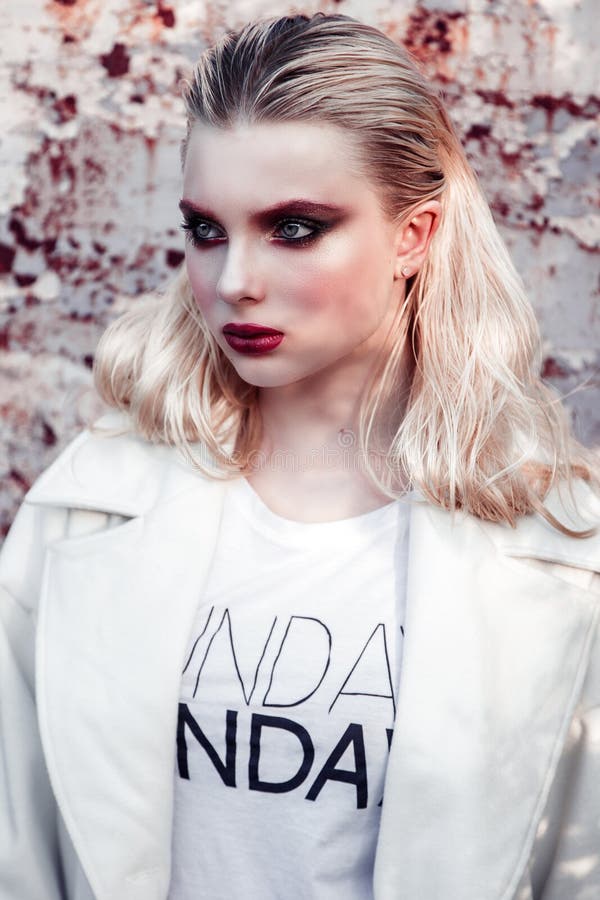 Mooi Meisje in Witte Kleding Met Krullend Haar Op Grijze Hitech