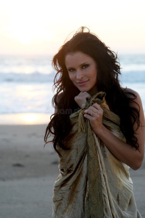 Prachtig model op het strand bij zonsondergang royalty-vrije stock foto