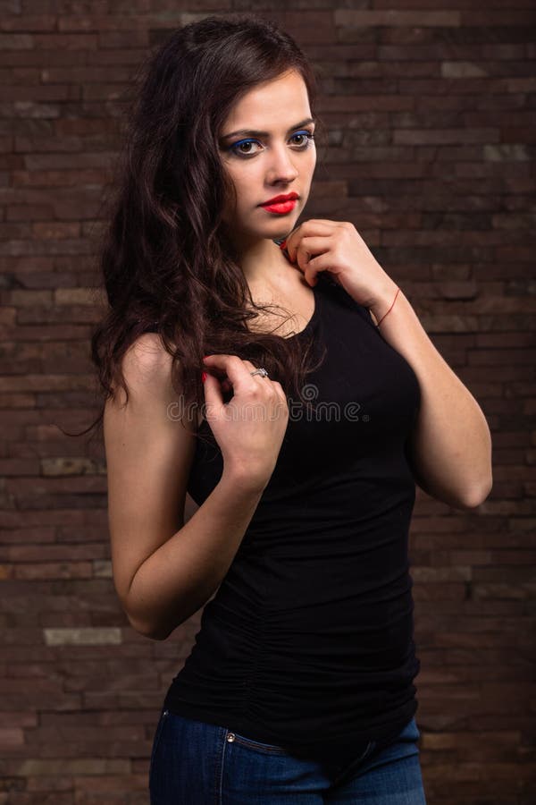 Mooi model in zijn oorspronkelijke vorm op een donkere achtergrond stock fotografie Mooi model in zijn oorspronkelijke vorm op een donkere achtergrond stock fotografie