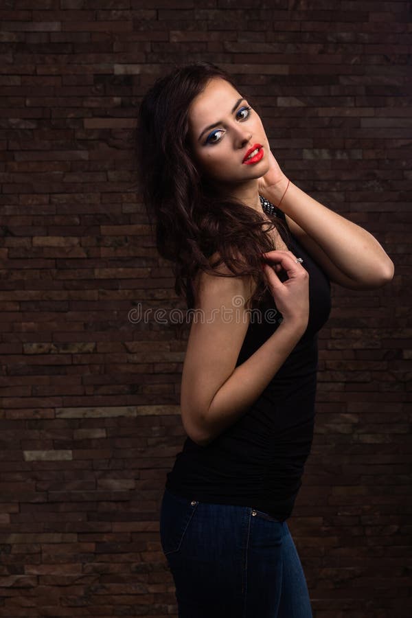 Mooi model in zijn oorspronkelijke vorm op een donkere achtergrond royalty-vrije stock foto Mooi model in zijn oorspronkelijke vorm op een donkere achtergrond royalty-vrije stock foto