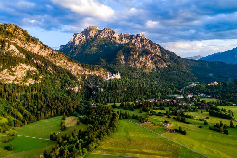 Mooi natuurlijk landschap van de Alpen Forggensee en Schwanga