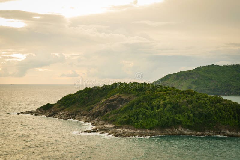 Mooi natuurlijk zonsonderganglandschap van de kust en het overzees op het hoogste meningspunt van Promthep-Kaap in Phuket, Thaila royalty-vrije stock afbeeldingen Mooi natuurlijk zonsonderganglandschap van de kust en het overzees op het hoogste meningspunt van Promthep-Kaap in Phuket, Thaila royalty-vrije stock afbeeldingen