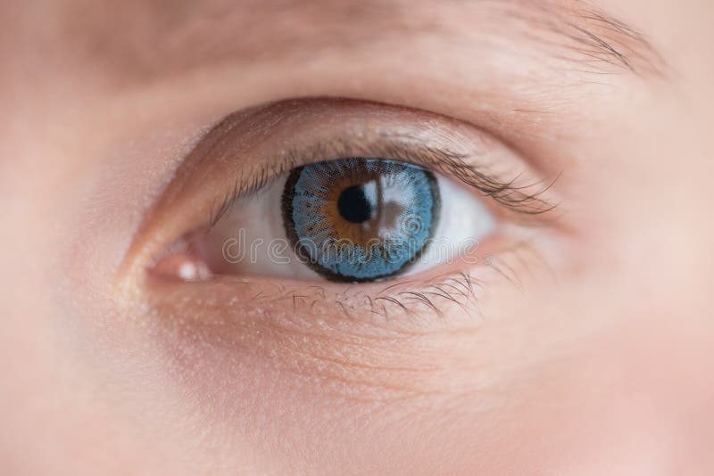 Mooi oog in blauwe zachte contactlens dichte omhooggaande macro royalty-vrije stock afbeeldingen Mooi oog in blauwe zachte contactlens dichte omhooggaande macro royalty-vrije stock afbeeldingen