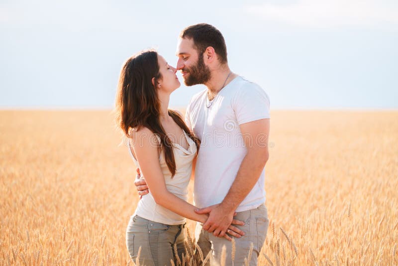 Mooi paar die in liefde in openlucht dateren royalty-vrije stock afbeelding Mooi paar die in liefde in openlucht dateren royalty-vrije stock afbeelding