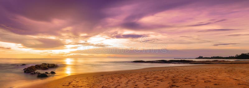 Mooi panorama van tropisch strand bij zonsondergang Khaolak en Phuket, Thailand royalty-vrije stock afbeeldingen Mooi panorama van tropisch strand bij zonsondergang Khaolak en Phuket, Thailand royalty-vrije stock afbeeldingen