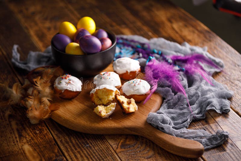 Mooi Pasen-stilleven met cupcakes en ongebruikelijk geschilderde eieren op een houten achtergrond stock afbeelding Mooi Pasen-stilleven met cupcakes en ongebruikelijk geschilderde eieren op een houten achtergrond stock afbeelding