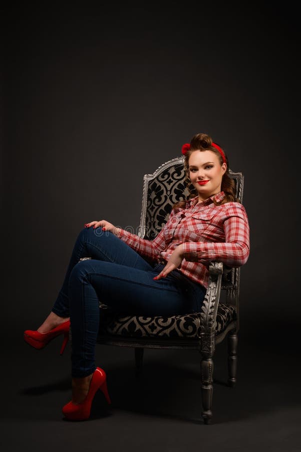 Mooi pinupmeisje in retro uitstekende 50 ` s stijl stock foto Mooi pinupmeisje in retro uitstekende 50 ` s stijl stock foto