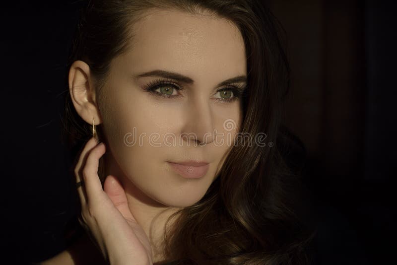 Mooi portret van een jong mooi meisje met mooie ogen royalty-vrije stock fotografie Mooi portret van een jong mooi meisje met mooie ogen royalty-vrije stock fotografie