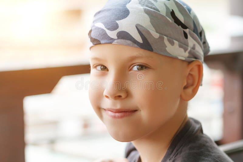 Mooi portret van een jongen die glimlacht stock fotografie Mooi portret van een jongen die glimlacht stock fotografie
