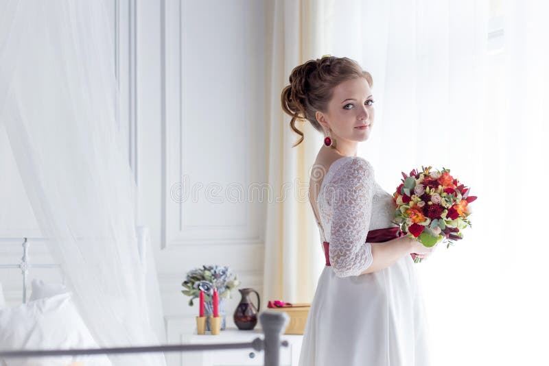 Mooi portret van een zachte leuke gelukkige bruid in een witte kleding met een helder klein gekleurd boeket stock foto's Mooi portret van een zachte leuke gelukkige bruid in een witte kleding met een helder klein gekleurd boeket stock foto's