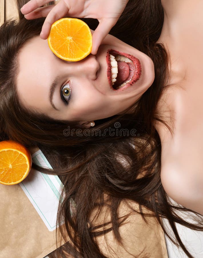 Mooi portret van sensuele Europese jonge vrouwen modelshoutin royalty-vrije stock afbeeldingen Mooi portret van sensuele Europese jonge vrouwen modelshoutin royalty-vrije stock afbeeldingen