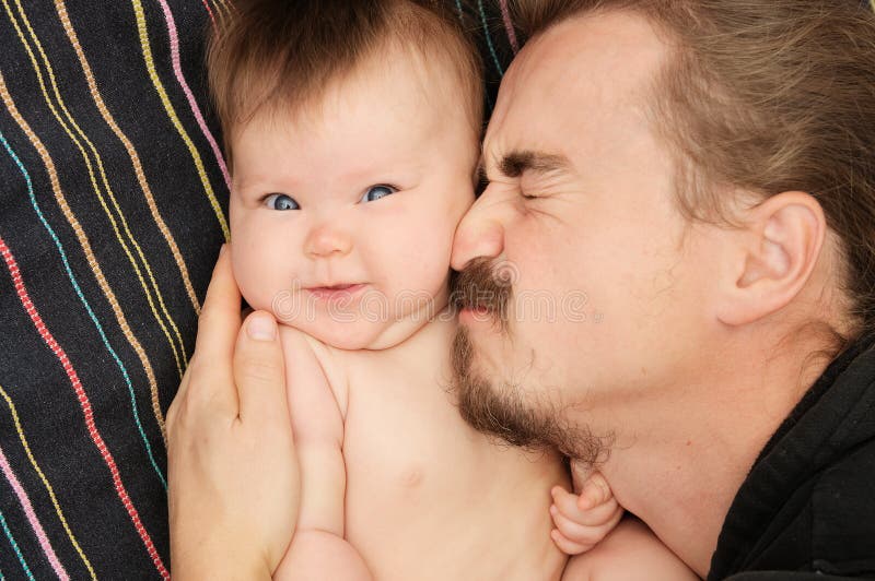 Mooi portret van vader en zijn kleine dochter Gelukkig vaderschap Jonge papa met baard en weinig babymeisje stock fotografie Mooi portret van vader en zijn kleine dochter Gelukkig vaderschap Jonge papa met baard en weinig babymeisje stock fotografie