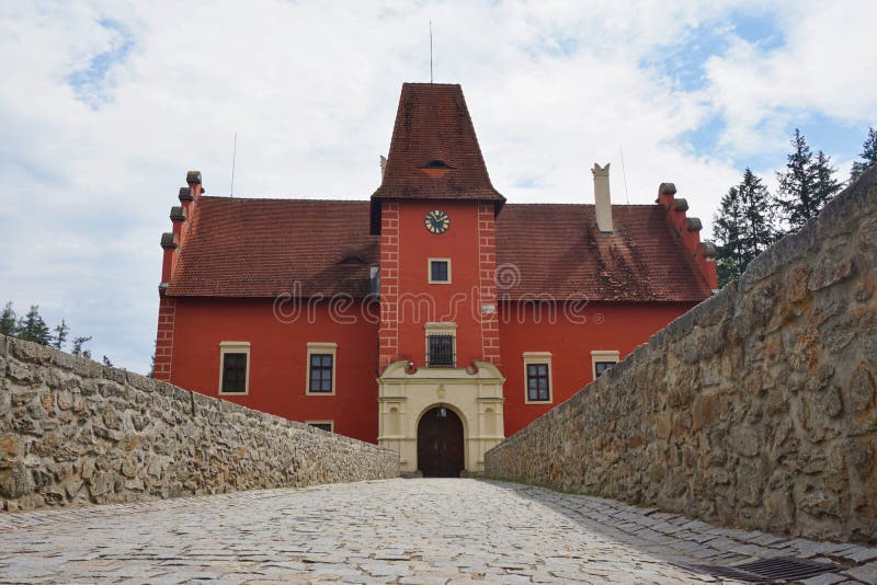 Mooi rood kasteel Cervena Lhota in de Tsjechische Republiek die als van sprookje kijken royalty-vrije stock afbeeldingen Mooi rood kasteel Cervena Lhota in de Tsjechische Republiek die als van sprookje kijken royalty-vrije stock afbeeldingen