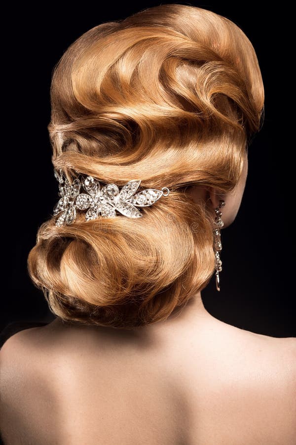 Mooi roodharig meisje met een vlot avondkapsel in de vorm van golven en heldere make-up Het Gezicht van de schoonheid stock foto's Mooi roodharig meisje met een vlot avondkapsel in de vorm van golven en heldere make-up Het Gezicht van de schoonheid stock foto's