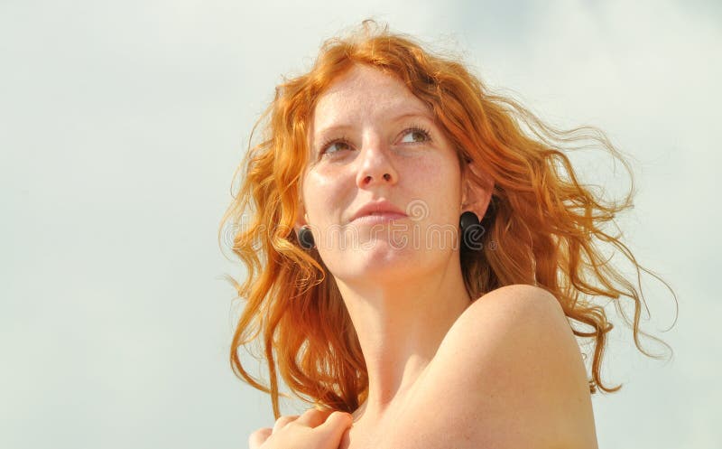 Mooi sensueel portret van een nadenkende jonge roodharige snakkende krullende vrouw op vakantie door het overzees met exemplaarru royalty-vrije stock fotografie Mooi sensueel portret van een nadenkende jonge roodharige snakkende krullende vrouw op vakantie door het overzees met exemplaarru royalty-vrije stock fotografie