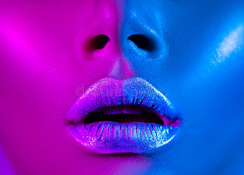 Mooi sexy meisje, in het gloeien make-up, metaal zilveren lippen Hoge mannequinvrouw in kleurrijke heldere neonlichten