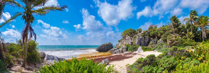 Mooi strand en mayan ruïnes op een klip in Tulum in Mexico stock afbeeldingen Mooi strand en mayan ruïnes op een klip in Tulum in Mexico stock afbeeldingen
