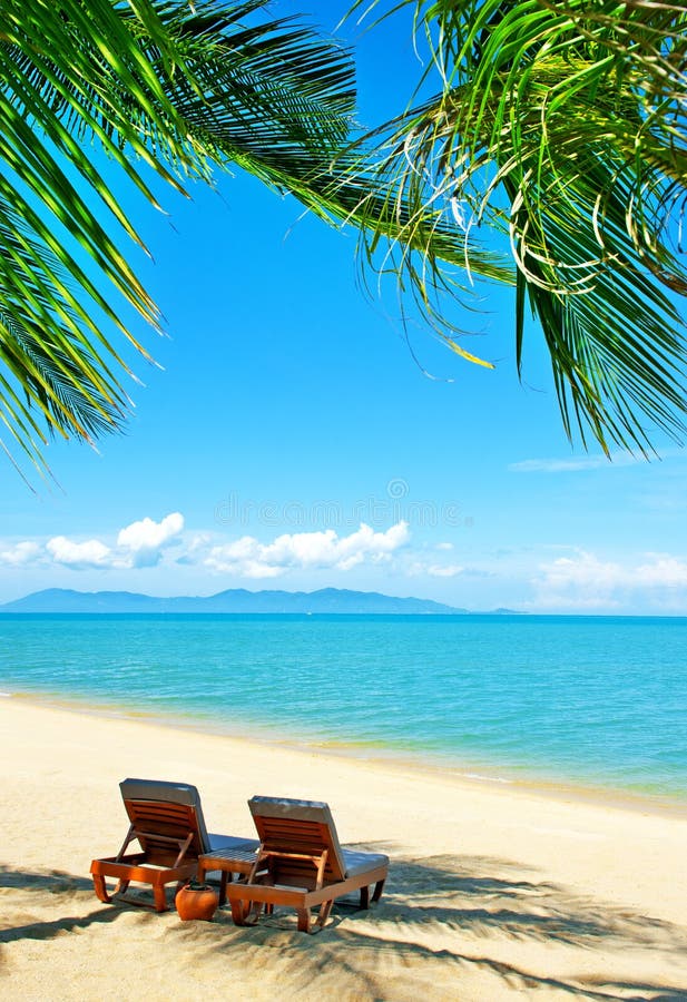 Mooi Strand Stoelen op het zandige strand dichtbij het overzees De zomer royalty-vrije stock foto's Mooi Strand Stoelen op het zandige strand dichtbij het overzees De zomer royalty-vrije stock foto's