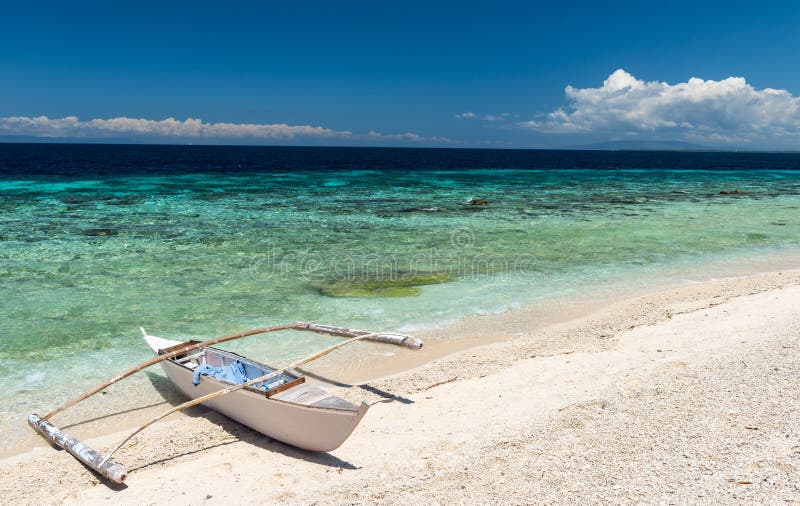 Prachtig strand met uitzicht op zee en een boot bij Balicasag Island stock fotografie