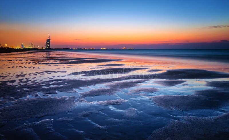 Mooi strand in zonsondergang stock afbeeldingen Mooi strand in zonsondergang stock afbeeldingen