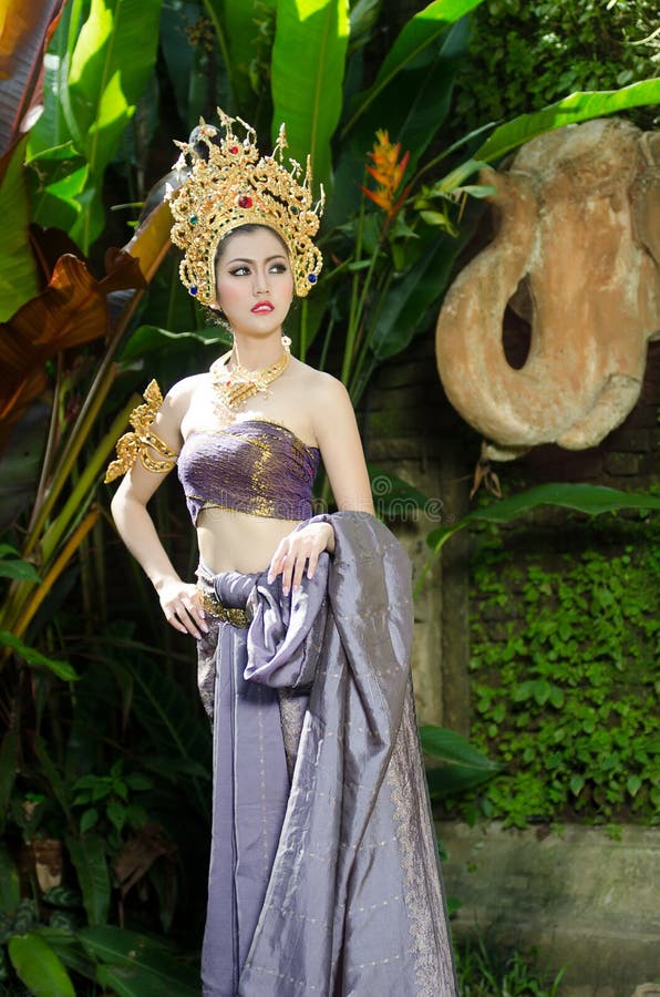 Mooi Thais meisje in Thais traditioneel kostuum stock afbeeldingen Mooi Thais meisje in Thais traditioneel kostuum stock afbeeldingen
