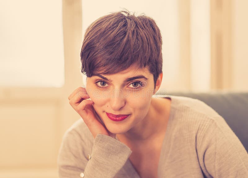 Mooi thuis gelukkig en ontspannen levensstijlportret van jonge vrouw stock afbeeldingen Mooi thuis gelukkig en ontspannen levensstijlportret van jonge vrouw stock afbeeldingen