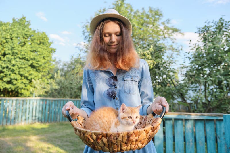 Mooi tienermeisje met klein rood katje in mand royalty-vrije stock afbeelding Mooi tienermeisje met klein rood katje in mand royalty-vrije stock afbeelding