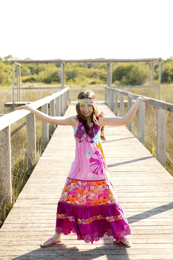Mooi tienermeisje met roze purpere bloemkleding stock foto Mooi tienermeisje met roze purpere bloemkleding stock foto