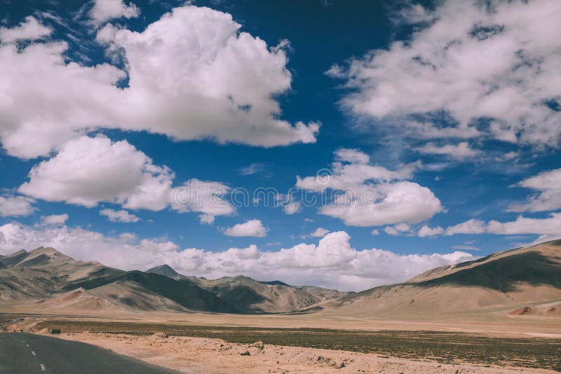 mooi toneelberglandschap en lege weg in Indisch Himalayagebergte, Ladakh royalty-vrije stock fotografie mooi toneelberglandschap en lege weg in Indisch Himalayagebergte, Ladakh royalty-vrije stock fotografie
