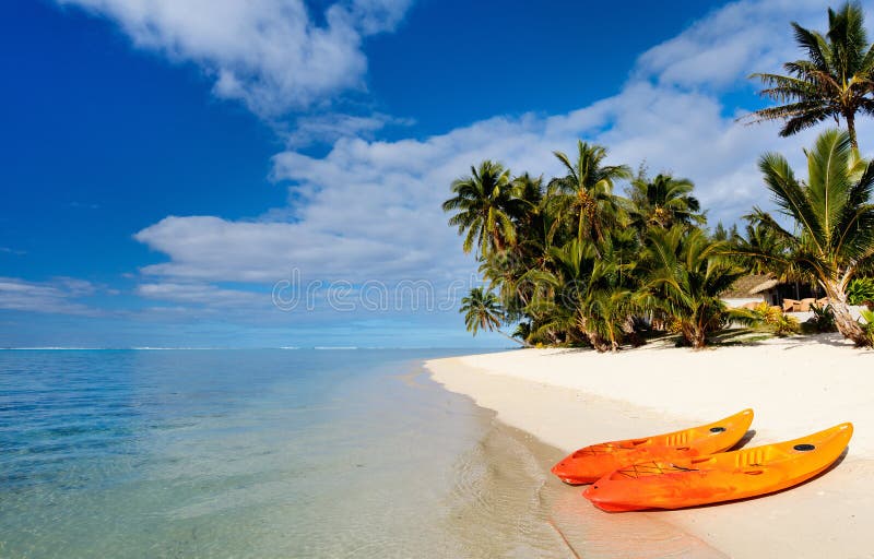 Mooi tropisch strand bij exotisch eiland in de Stille Oceaan royalty-vrije stock fotografie Mooi tropisch strand bij exotisch eiland in de Stille Oceaan royalty-vrije stock fotografie