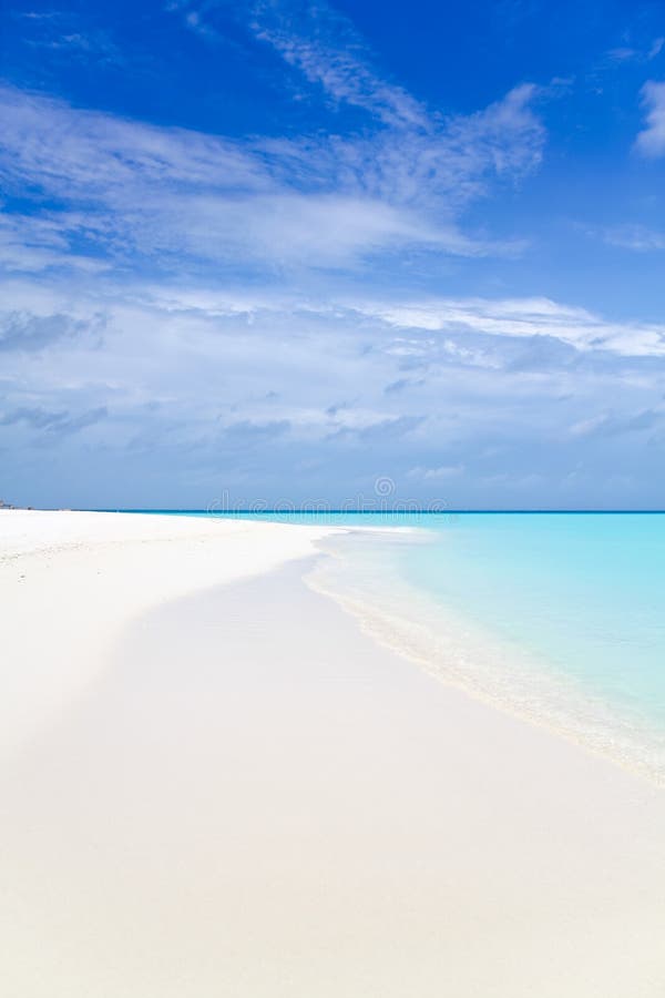 Mooi tropisch wit zandstrand en blauwe hemel stock afbeeldingen Mooi tropisch wit zandstrand en blauwe hemel stock afbeeldingen