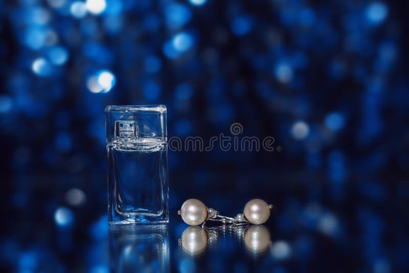Mooi trouwringen en parfum royalty-vrije stock fotografie Mooi trouwringen en parfum royalty-vrije stock fotografie