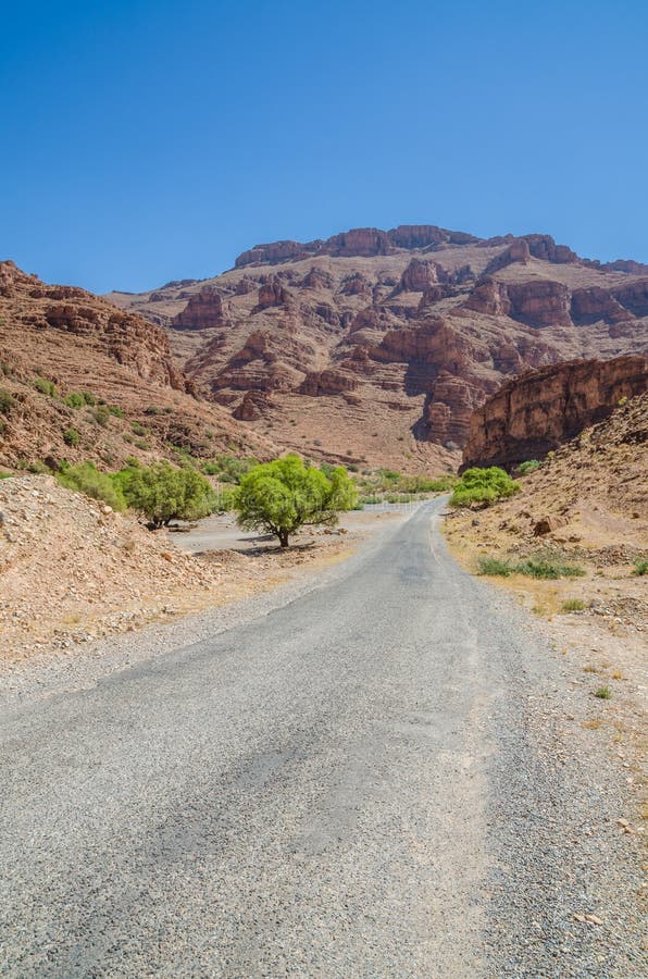 Mooi verlaten berglandschap met weg die tot horizon, Marokko, Noord-Afrika leiden royalty-vrije stock foto Mooi verlaten berglandschap met weg die tot horizon, Marokko, Noord-Afrika leiden royalty-vrije stock foto