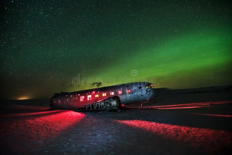 Mooi verlicht vliegtuigwrak op Solheimasandur, IJsland stock fotografie Mooi verlicht vliegtuigwrak op Solheimasandur, IJsland stock fotografie