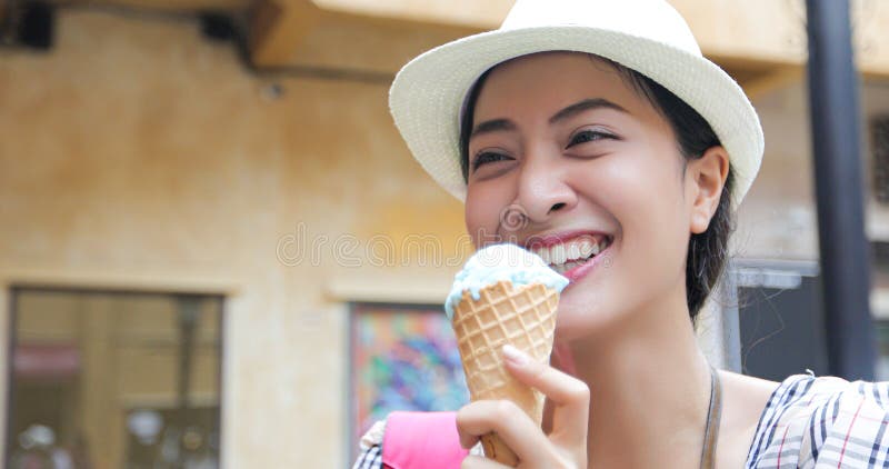Mooi vrouwelijk het houden en het eten roomijs op de zomervakantie royalty-vrije stock foto Mooi vrouwelijk het houden en het eten roomijs op de zomervakantie royalty-vrije stock foto