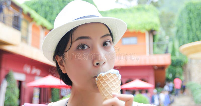 Mooi vrouwelijk het houden en het eten roomijs op de zomervakantie royalty-vrije stock foto's Mooi vrouwelijk het houden en het eten roomijs op de zomervakantie royalty-vrije stock foto's